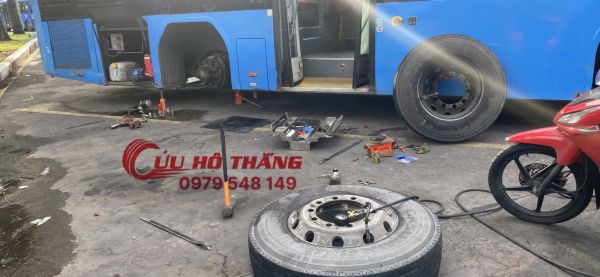 Vá vỏ ô tô lưu động quận 7