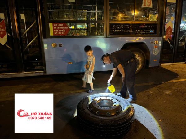 Vá vỏ ô tô lưu động quận 8