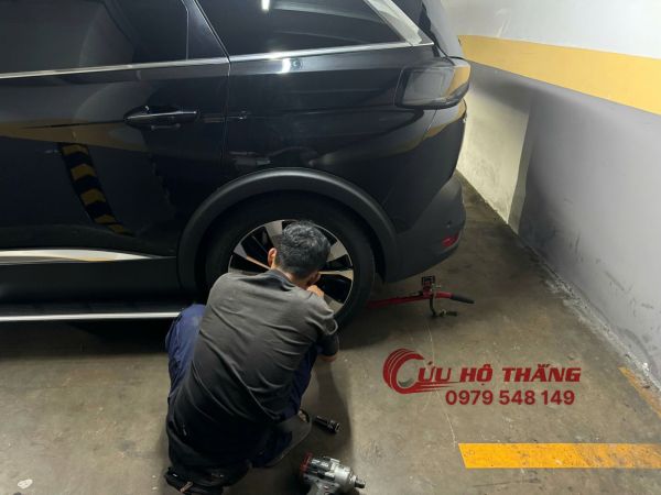 Vá vỏ ô tô lưu động quận 8