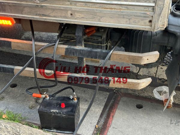 Câu bình ắc quy xe ô tô Sài Gòn - Cứu Hộ Thắng