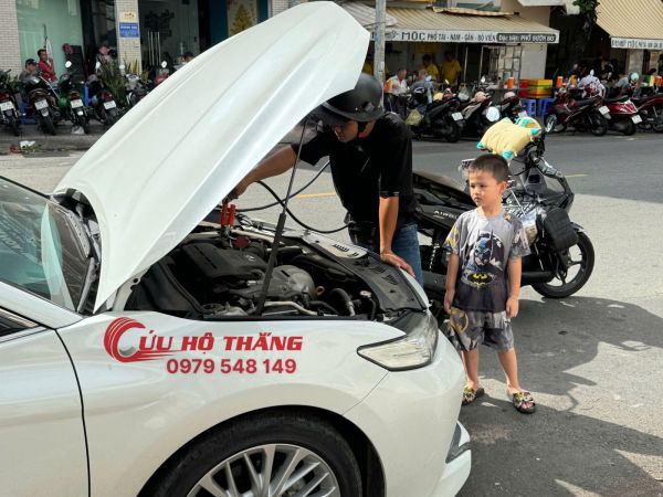 Câu bình ắc quy xe ô tô TPHCM