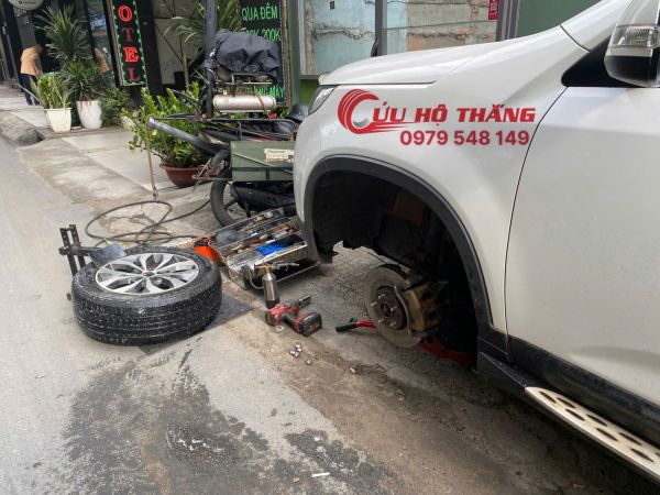 Dịch vụ vá vỏ lưu động, vá xe lưu động Cứu Hộ Thắng
