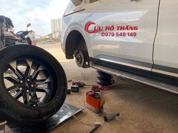 Vá vỏ lưu động TPHCM - Cứu hộ Thắng