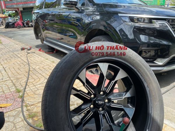 Vá vỏ ô tô lưu động quận 3