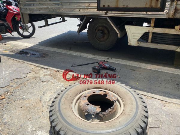 Vá vỏ ô tô lưu động quận 5